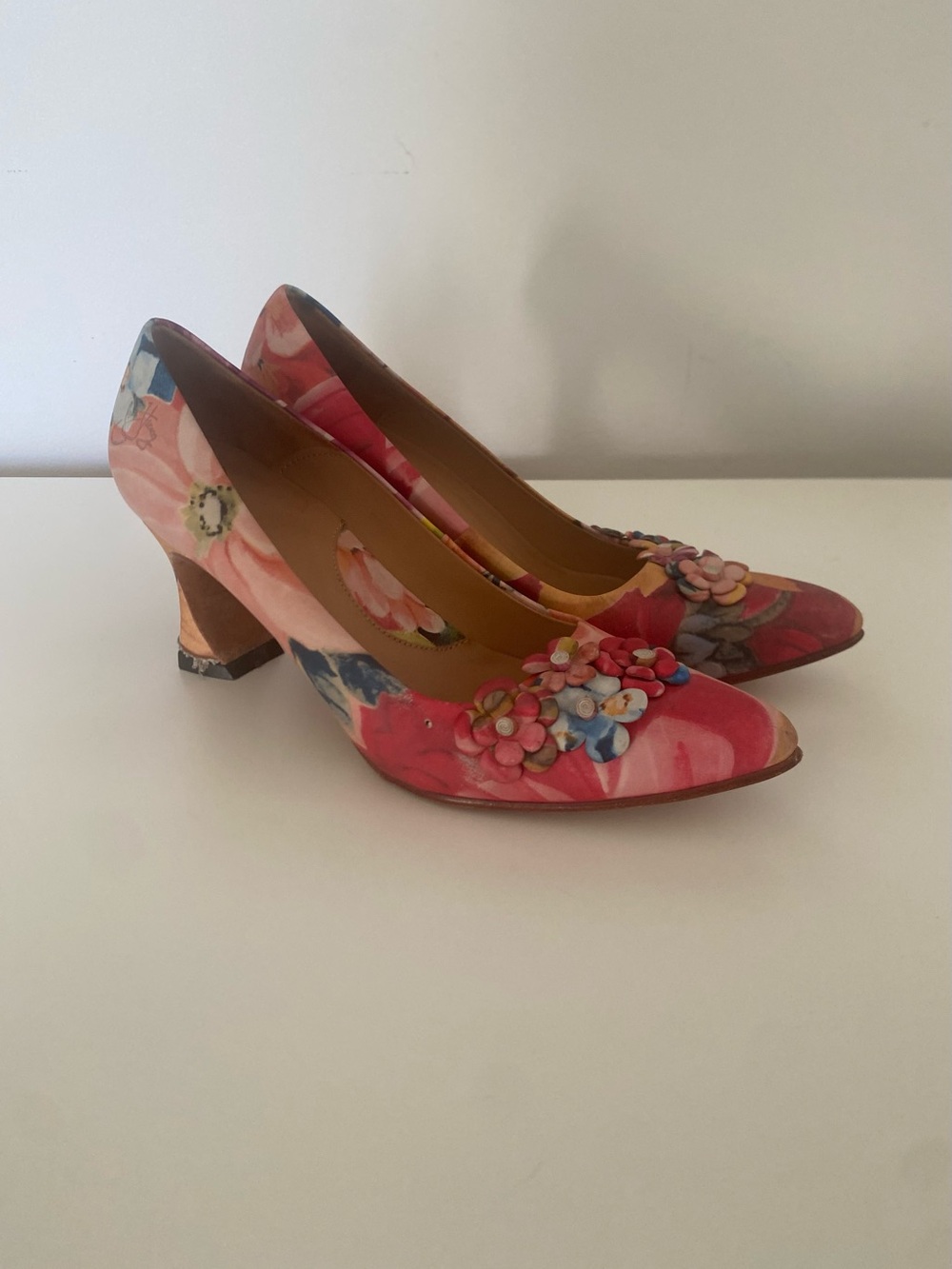John Fluevog Viola Floral Classic Pumps Leather Flower Heel FLAWED Size 7.5